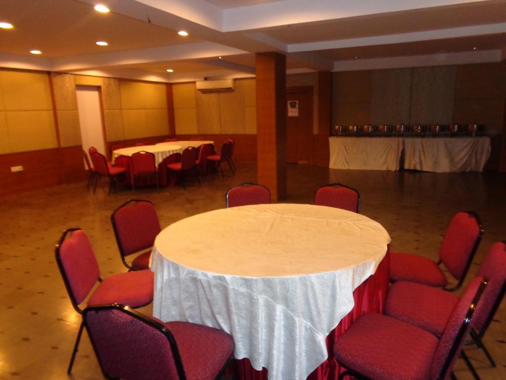 Oyster Airport Hotel Хидерабад Екстериор снимка